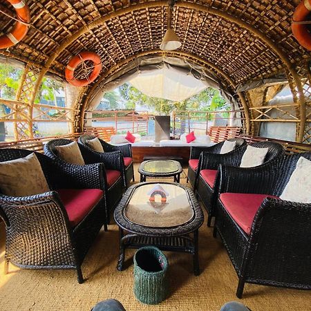 Marvel Cruise Hotell Alappuzha Exteriör bild