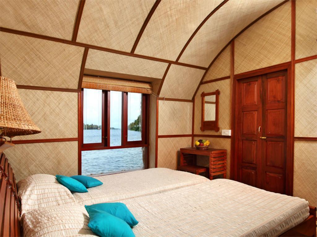 Marvel Cruise Hotell Alappuzha Rum bild