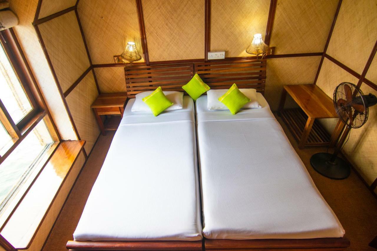 Marvel Cruise Hotell Alappuzha Exteriör bild