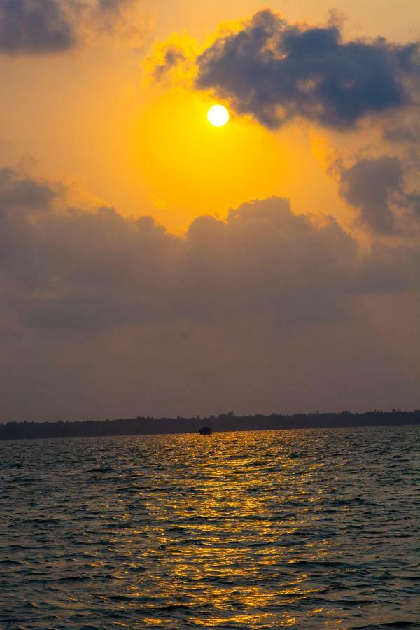 Marvel Cruise Hotell Alappuzha Exteriör bild
