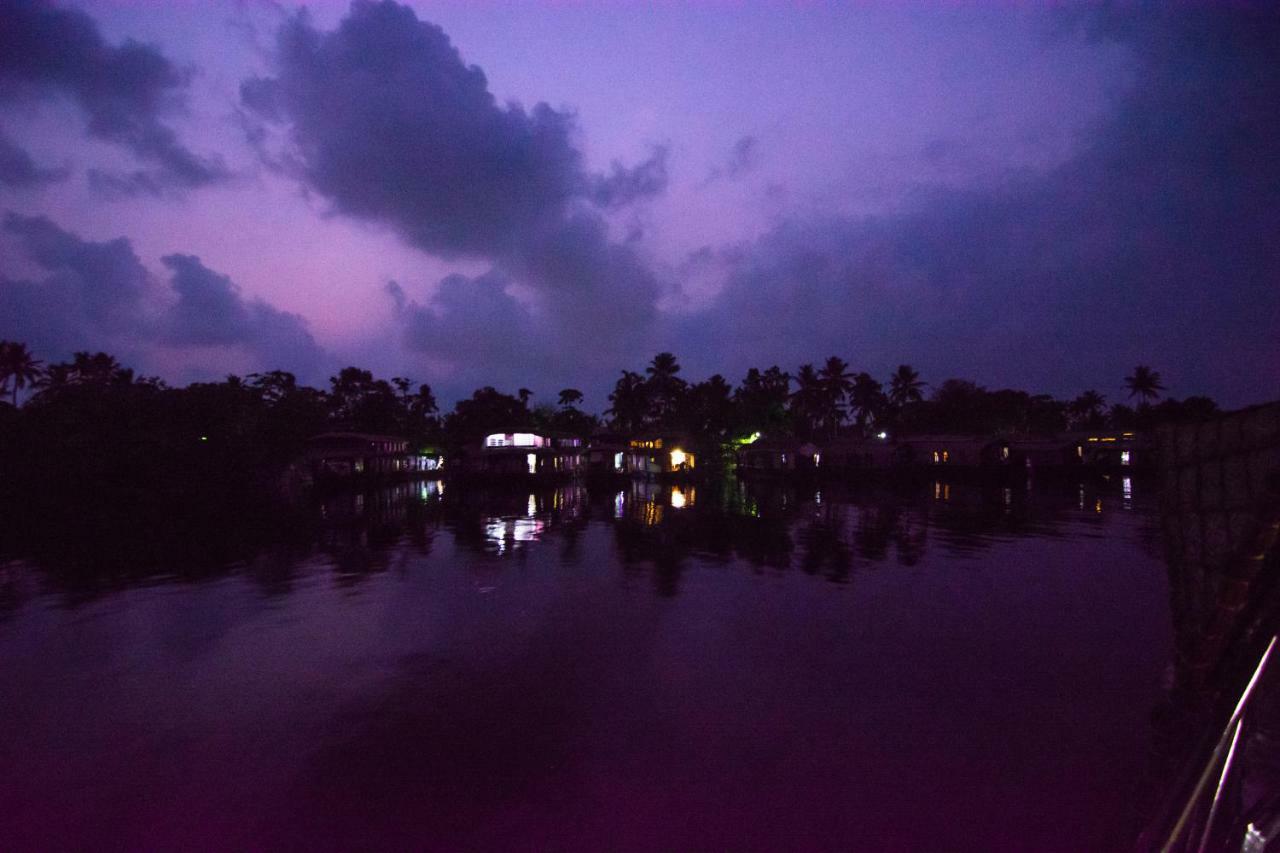 Marvel Cruise Hotell Alappuzha Exteriör bild